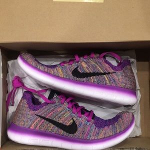 Woman's Nike free run flyknit
